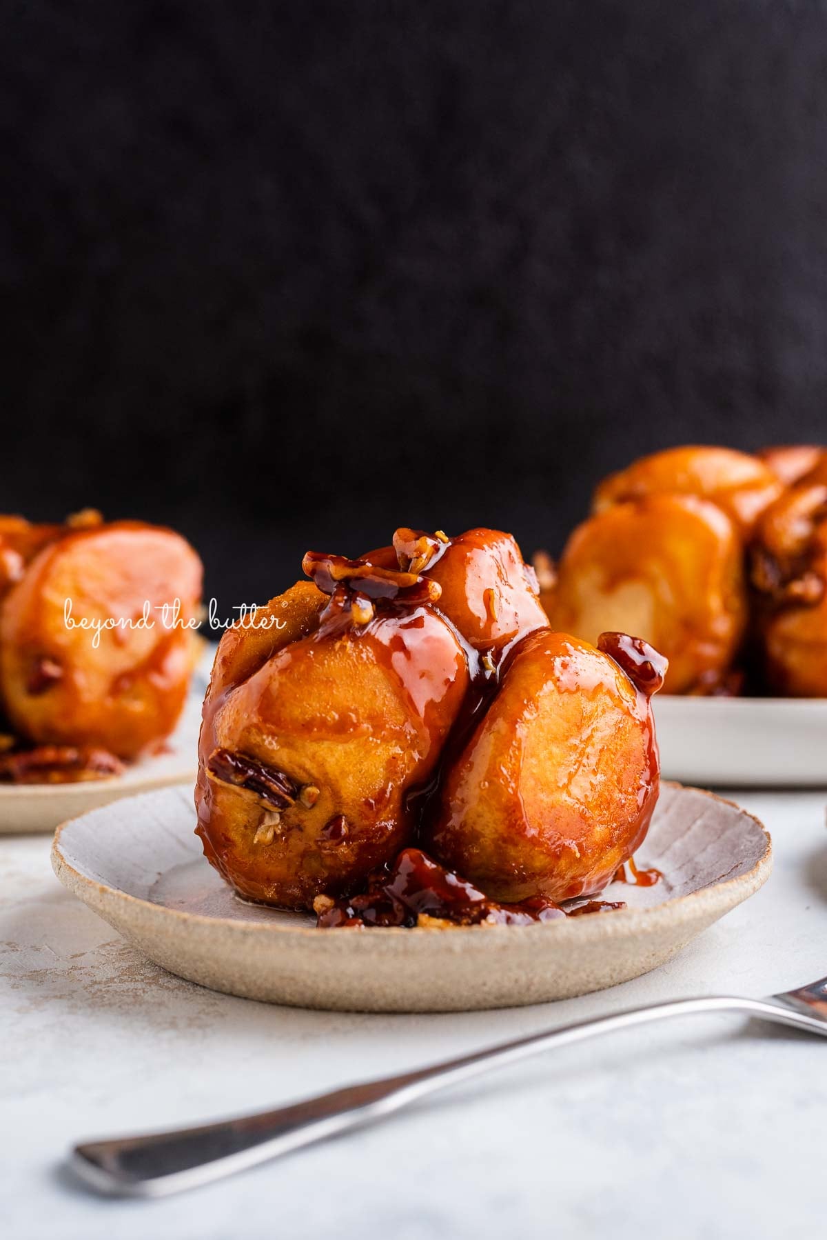 Plates of warm ooey-gooey monkey bread | © Luyiz®
