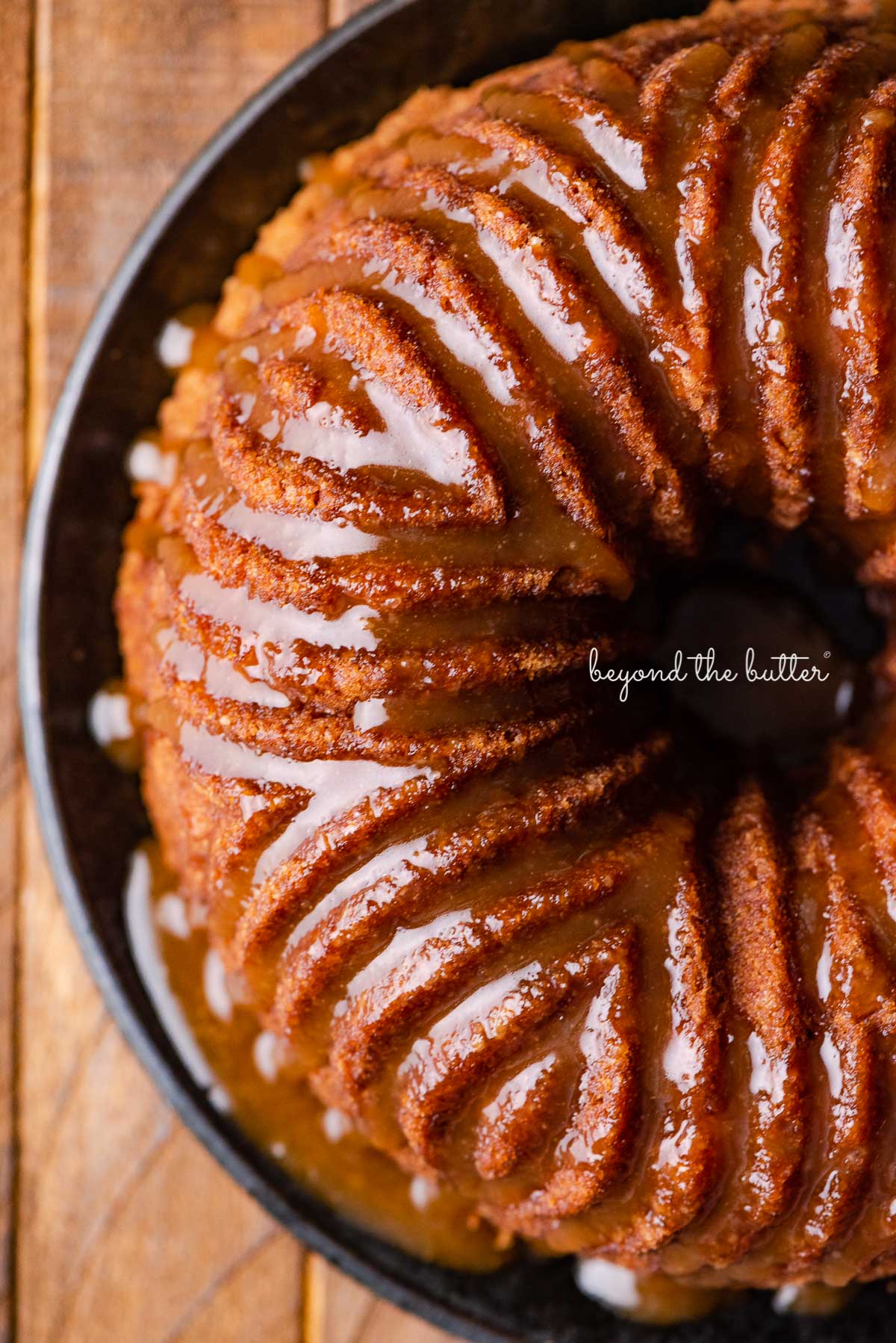 Apple bundt cake on black dessert plate | © Luyiz®