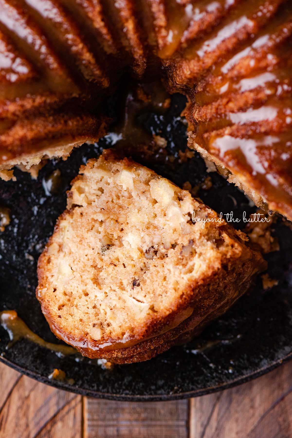 Slice of homemade apple bundt cake on it's side on black plate | © Luyiz®