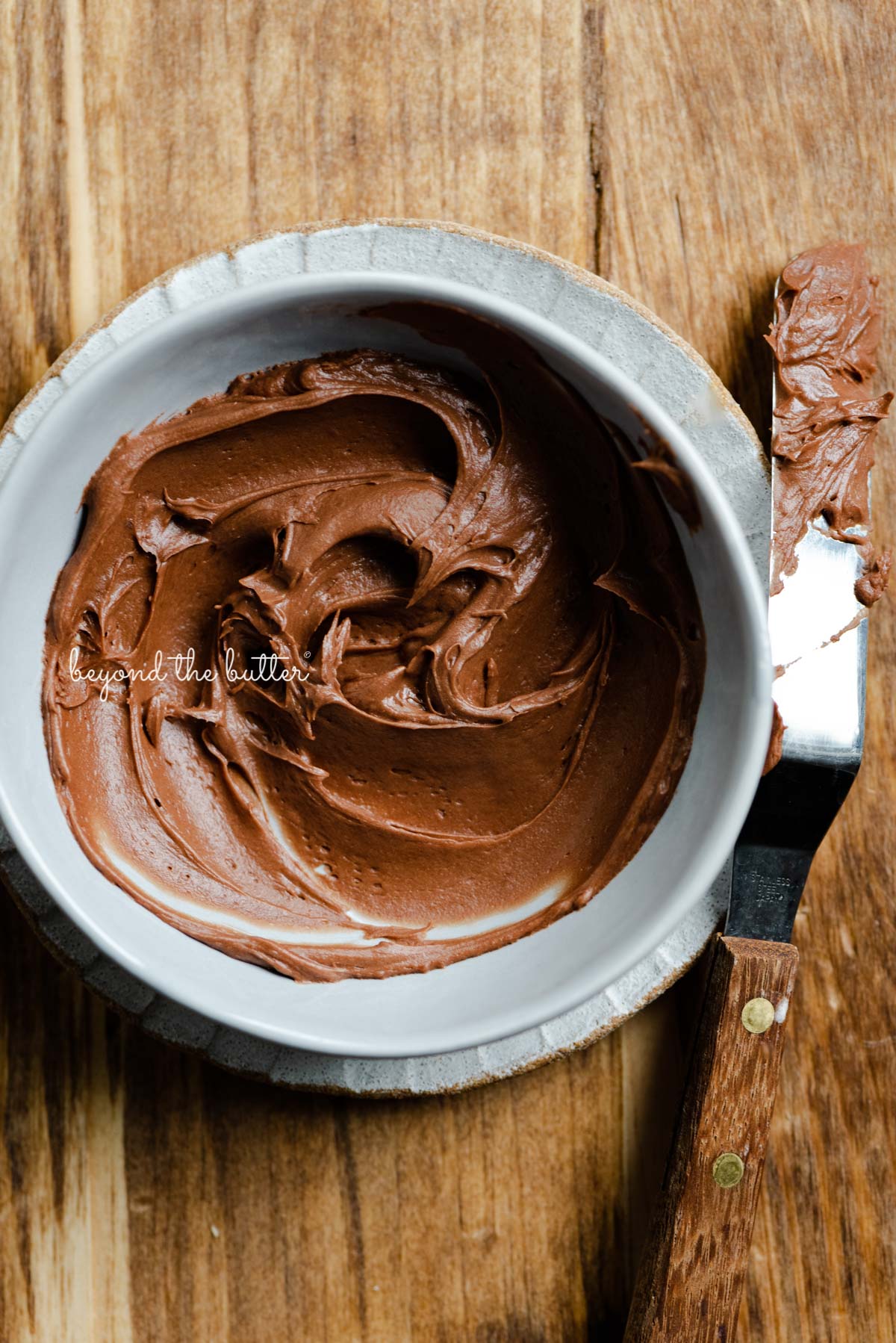 Chocolate cream cheese frosting for the banana chocolate chip snack cake | All images © Luyiz®