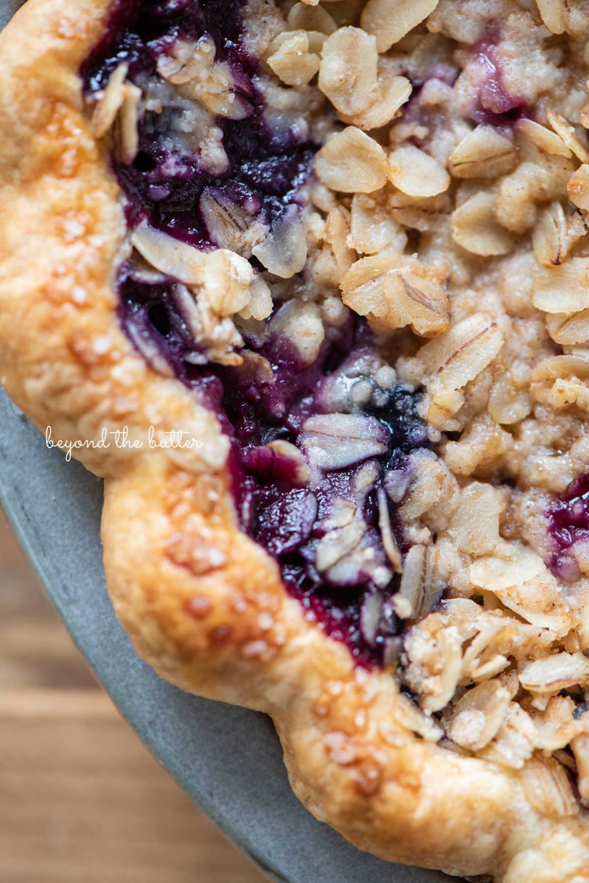 Upclose image of blueberry crumble pie crust edge | © Luyiz®