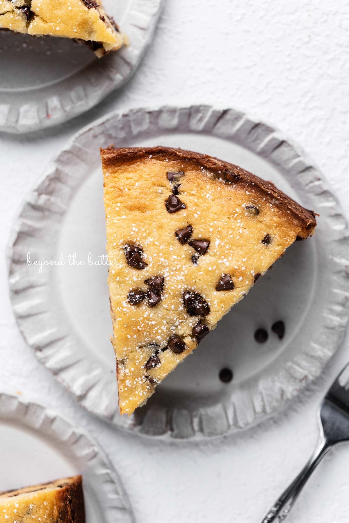 Individual slices of chocolate chip ricotta cake on handmade ceramic plates | © Luyiz®