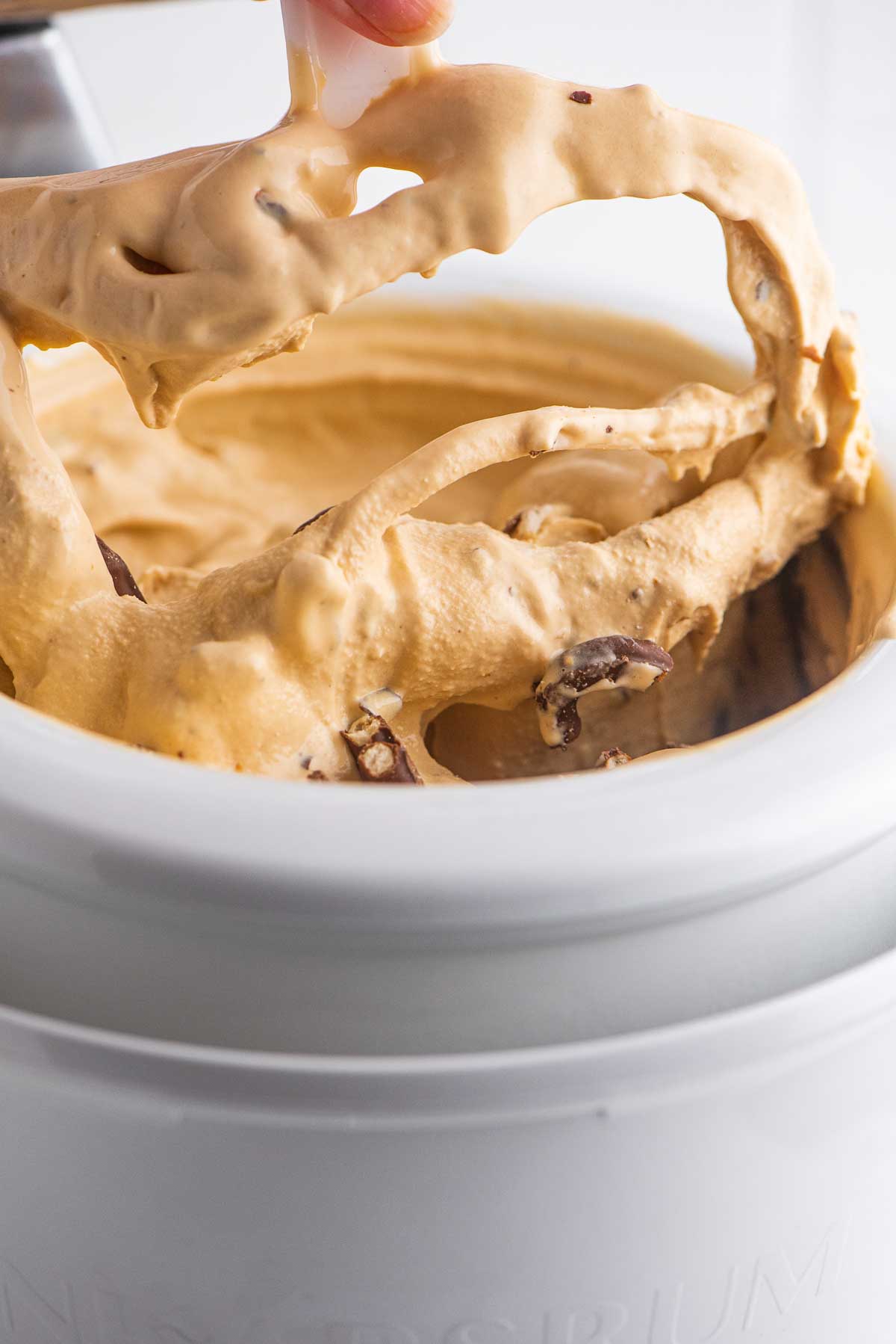 Dulce de leche ice cream made in an Ankarsrum Assistent Original with the ice cream maker attachment | © Luyiz