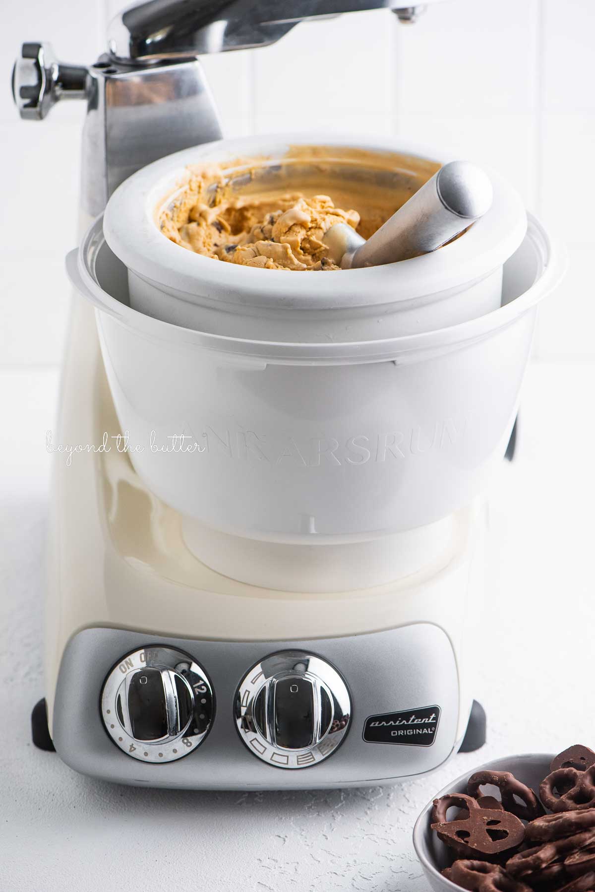 Dulce de leche ice cream made in an Ankarsrum Assistent Original with the ice cream maker attachment | © Luyiz
