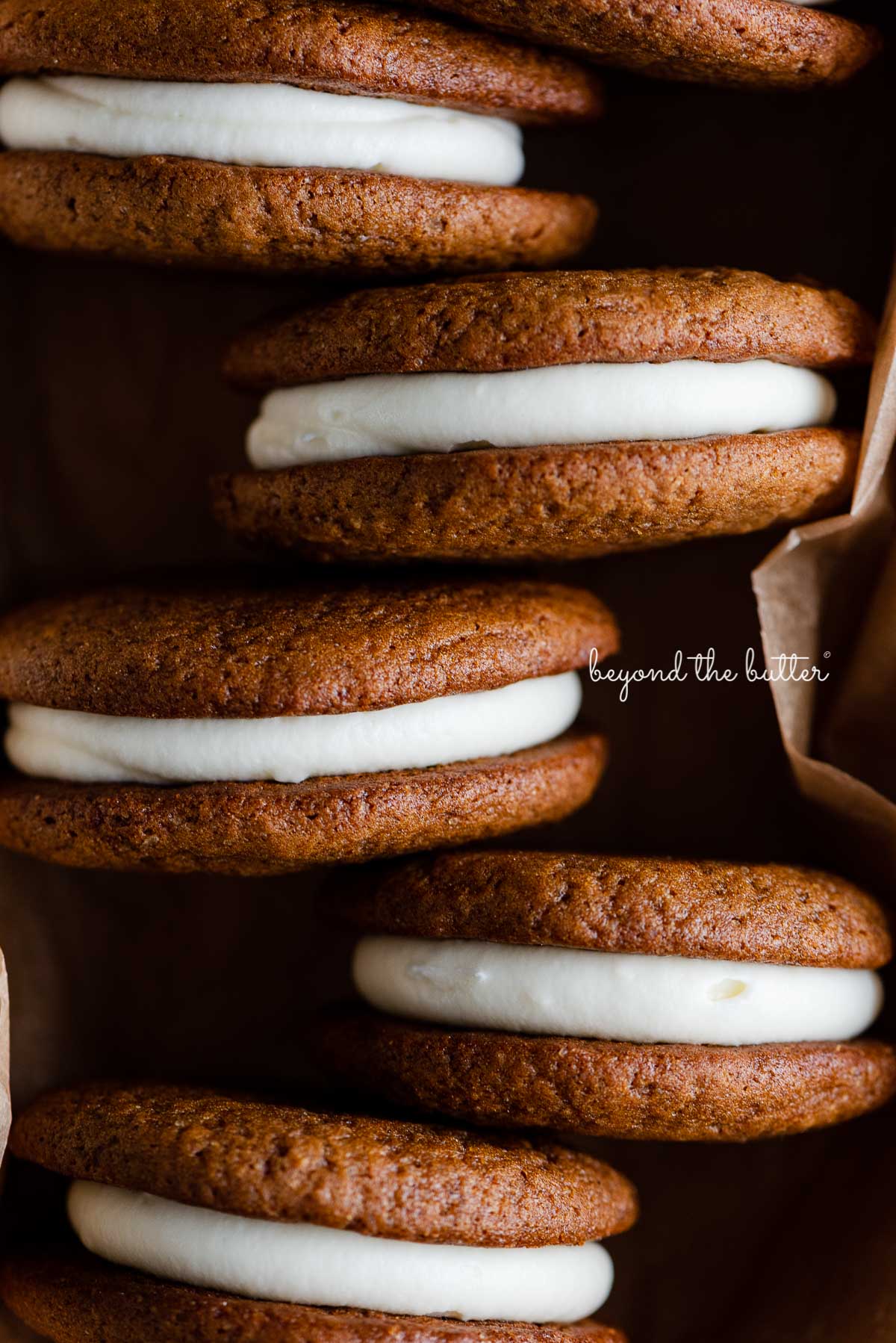 Gingerbread whoopie pies in a natural parchment paper lined ceramic pan | © Luyiz®