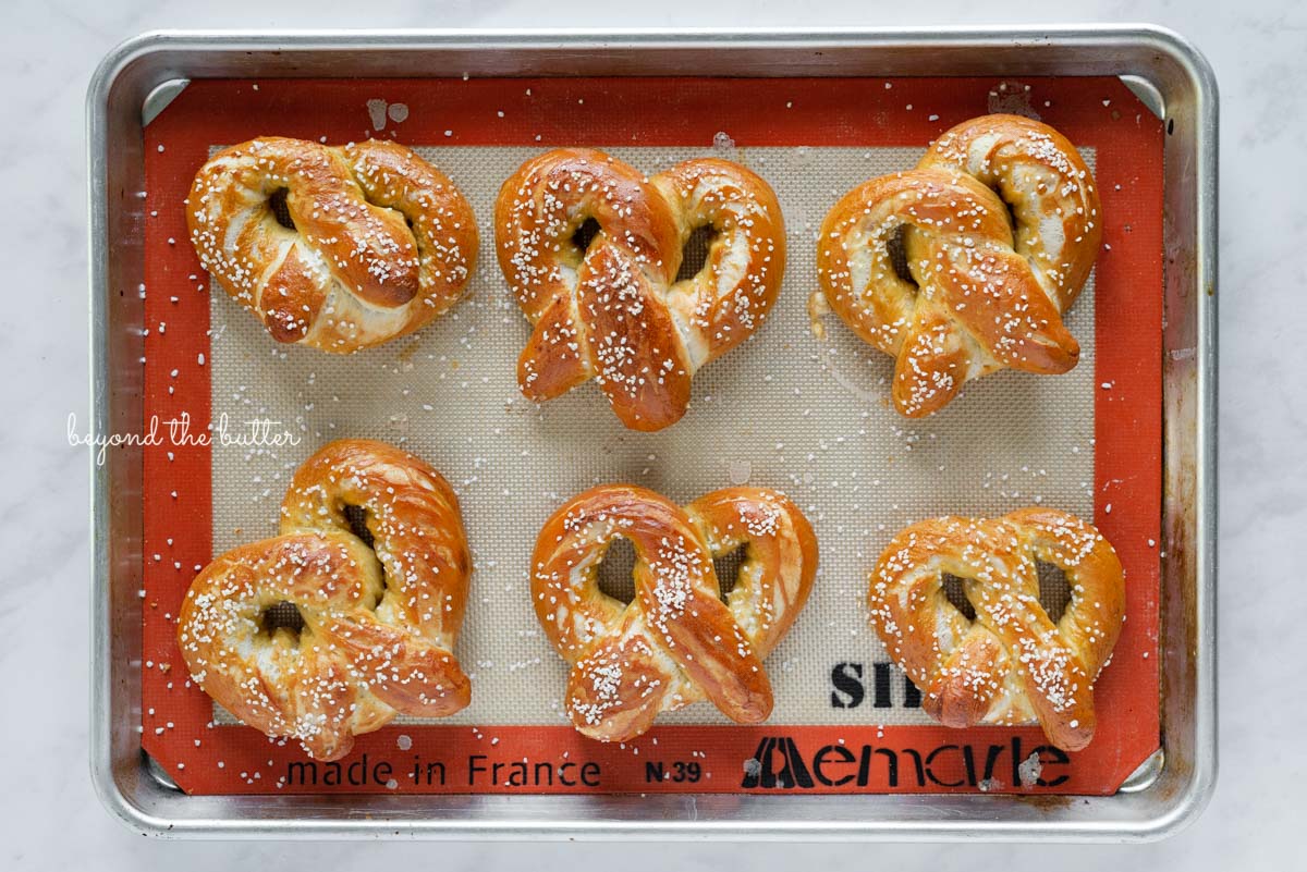 Baked homemade soft pretzels on silione lined baking sheet from Luyiz | © Luyiz®