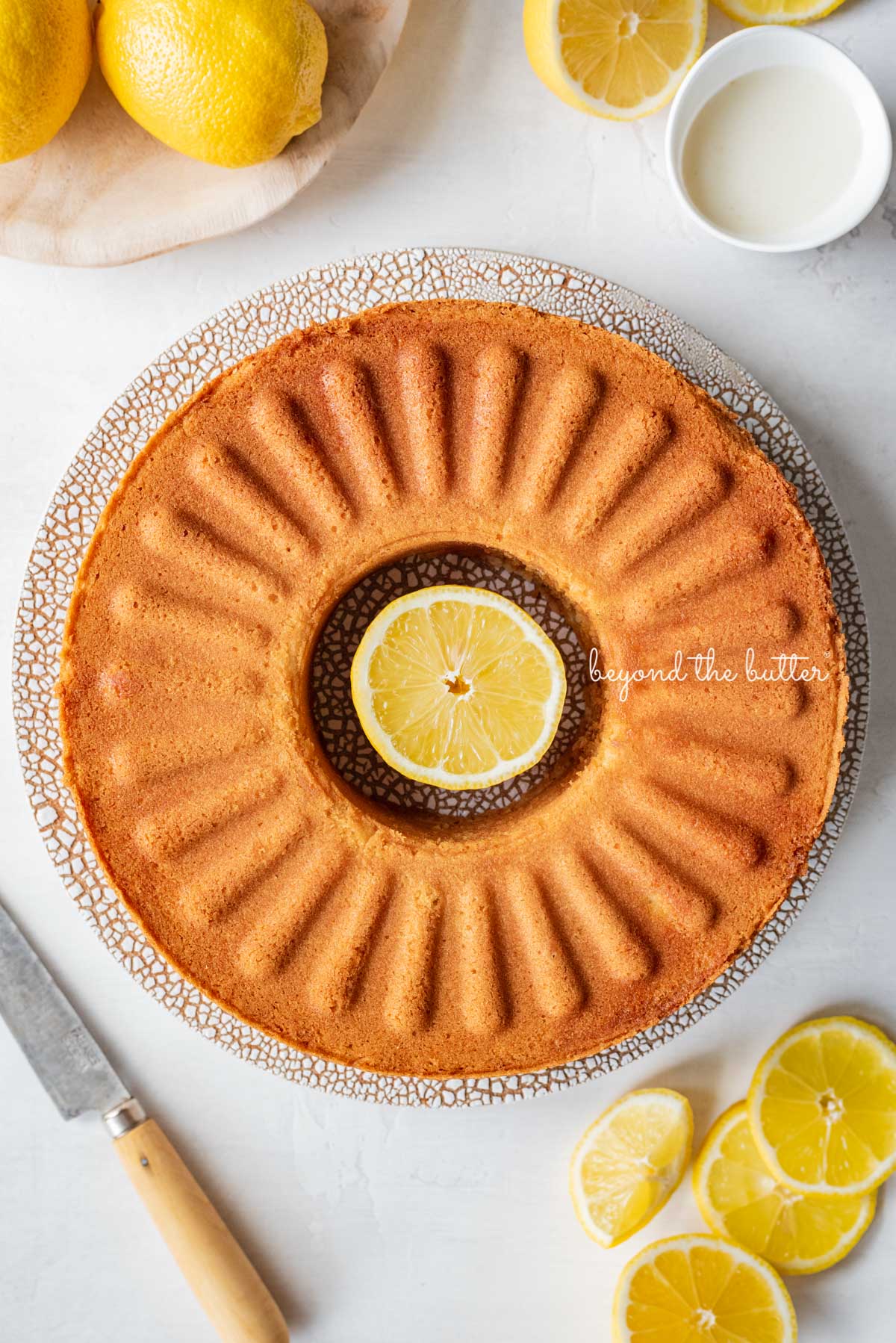 Pre-glazed lemon cream cheese pound cake baked in the IKEA Vadragen cake pan | © Luyiz®