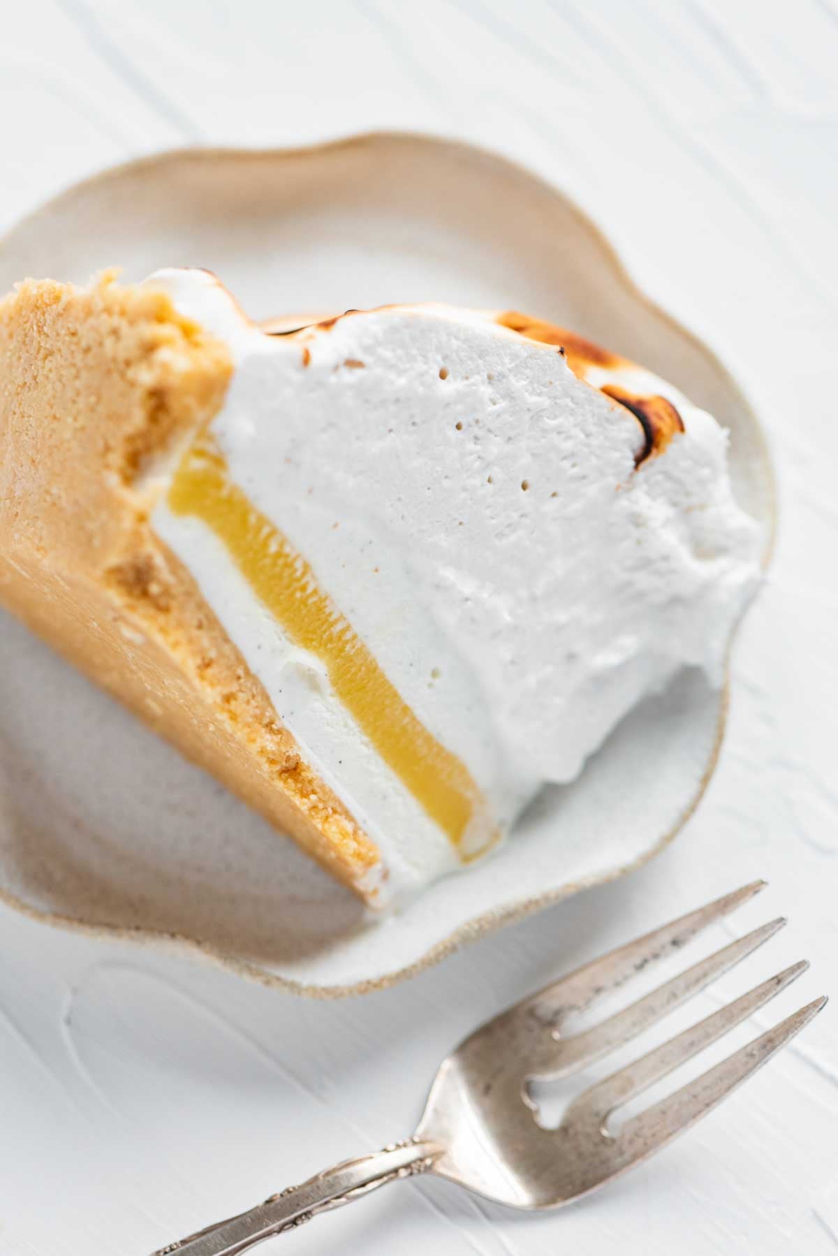 Slice of lemon meringue ice cream pie on its side from Luyiz | © Luyiz®