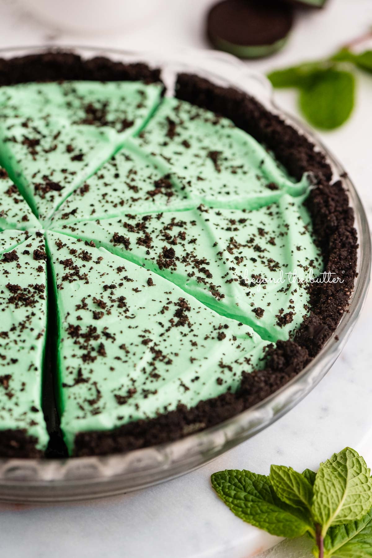 No bake mint chocolate pie sliced in a glass pie plate on a white background | © Luyiz®