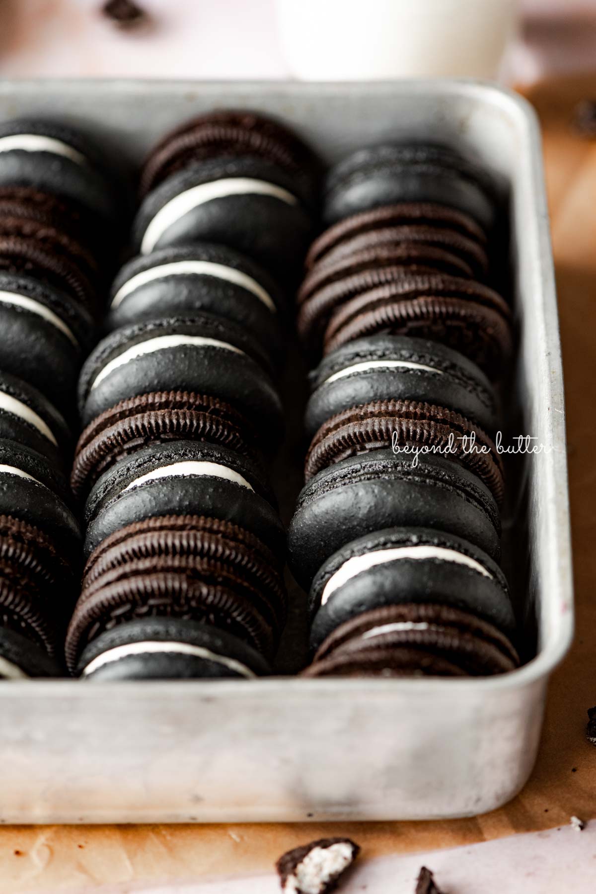 Oreo macarons and oreo cookies in a vintage baking tin on parchment paper | © Luyiz®
