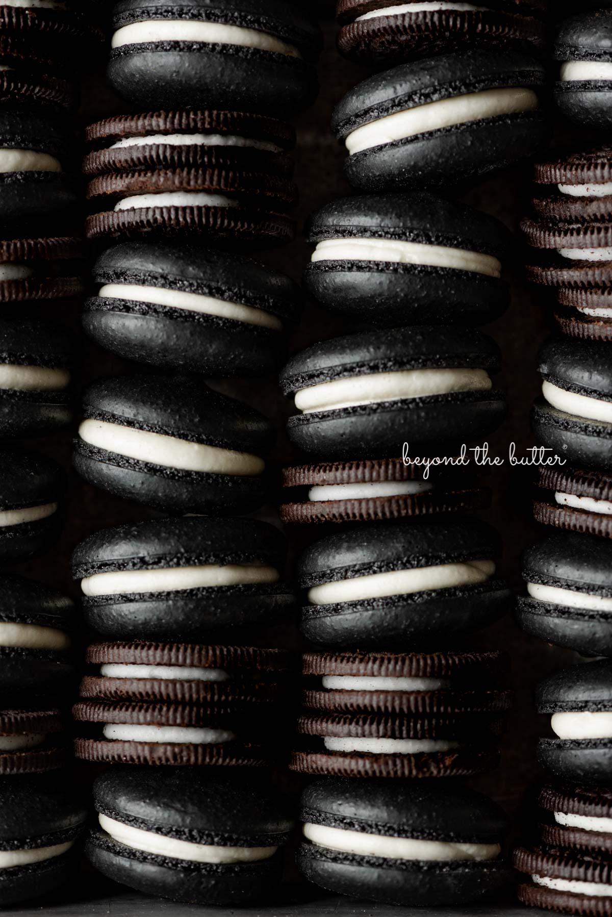 Stacked oreo macarons mixed with oreo cookies in a vintage baking tin | © Luyiz®