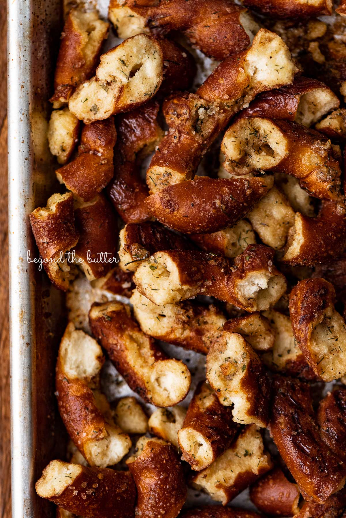 Baking sheet with just baked seasoned pretzels | © Luyiz®