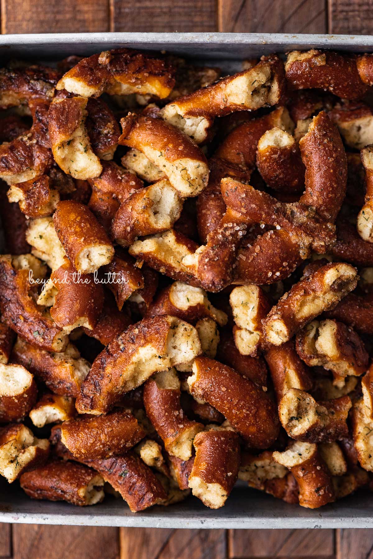 8 inch vintage square baking pan filled with seasoned pretzels | © Luyiz®