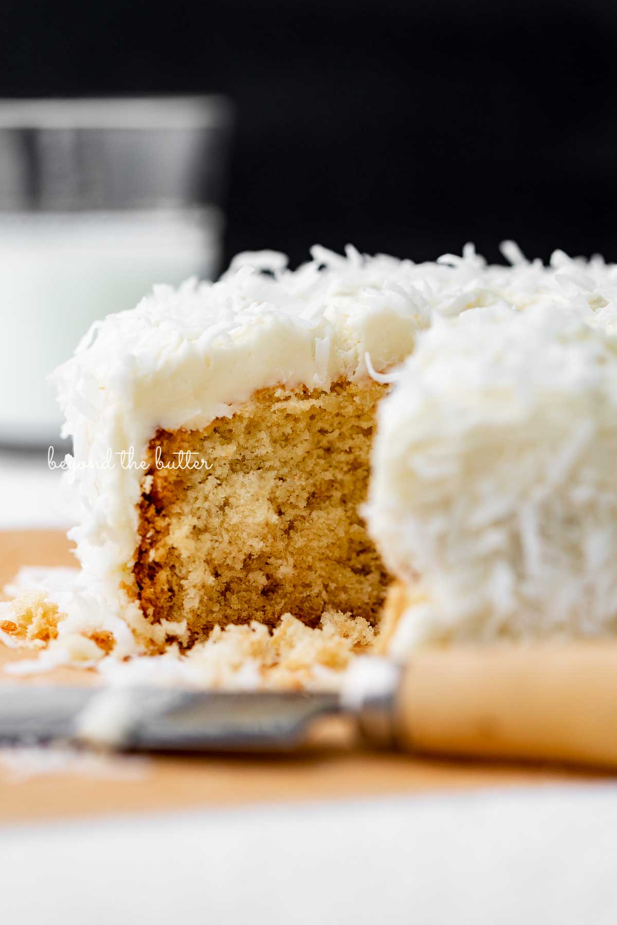 Sliced single layer coconut cake with black background | © Luyiz®