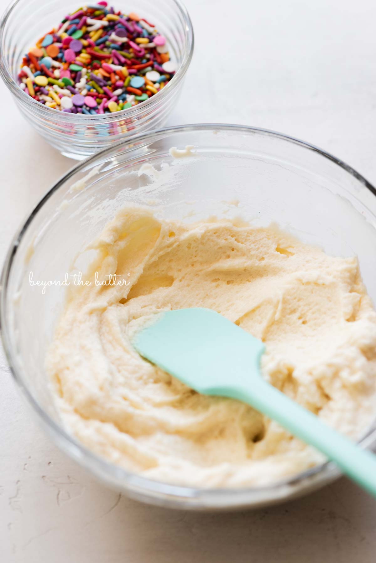 Small batch vanilla fluor buttercream frosting ready for the rainbow jimmies from Luyiz | All images © Luyiz®