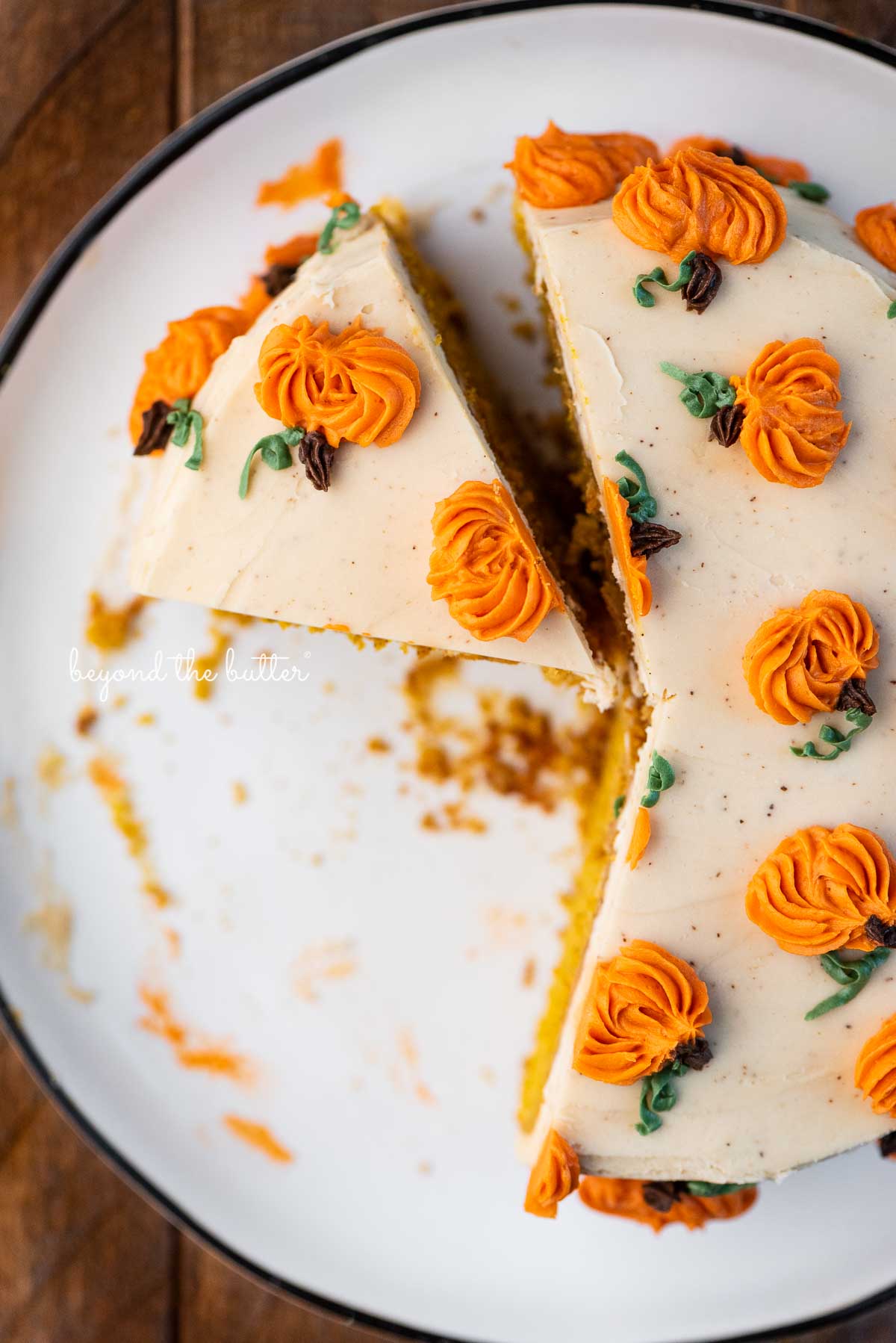 Slice of pumpkin spice cake on a black and white dessert plate | © Luyiz®