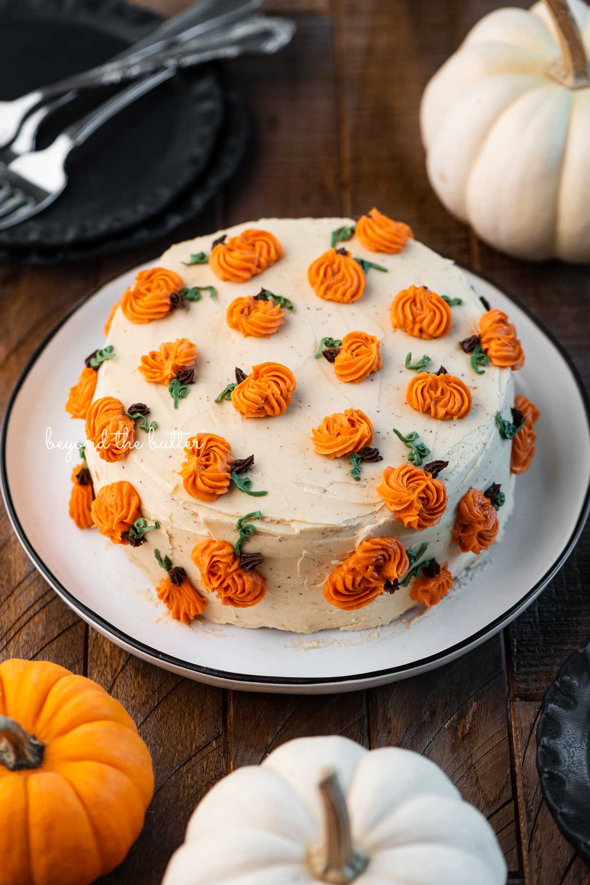 Single layer pumpkin spice cake on a black and white dessert plate | © Luyiz®