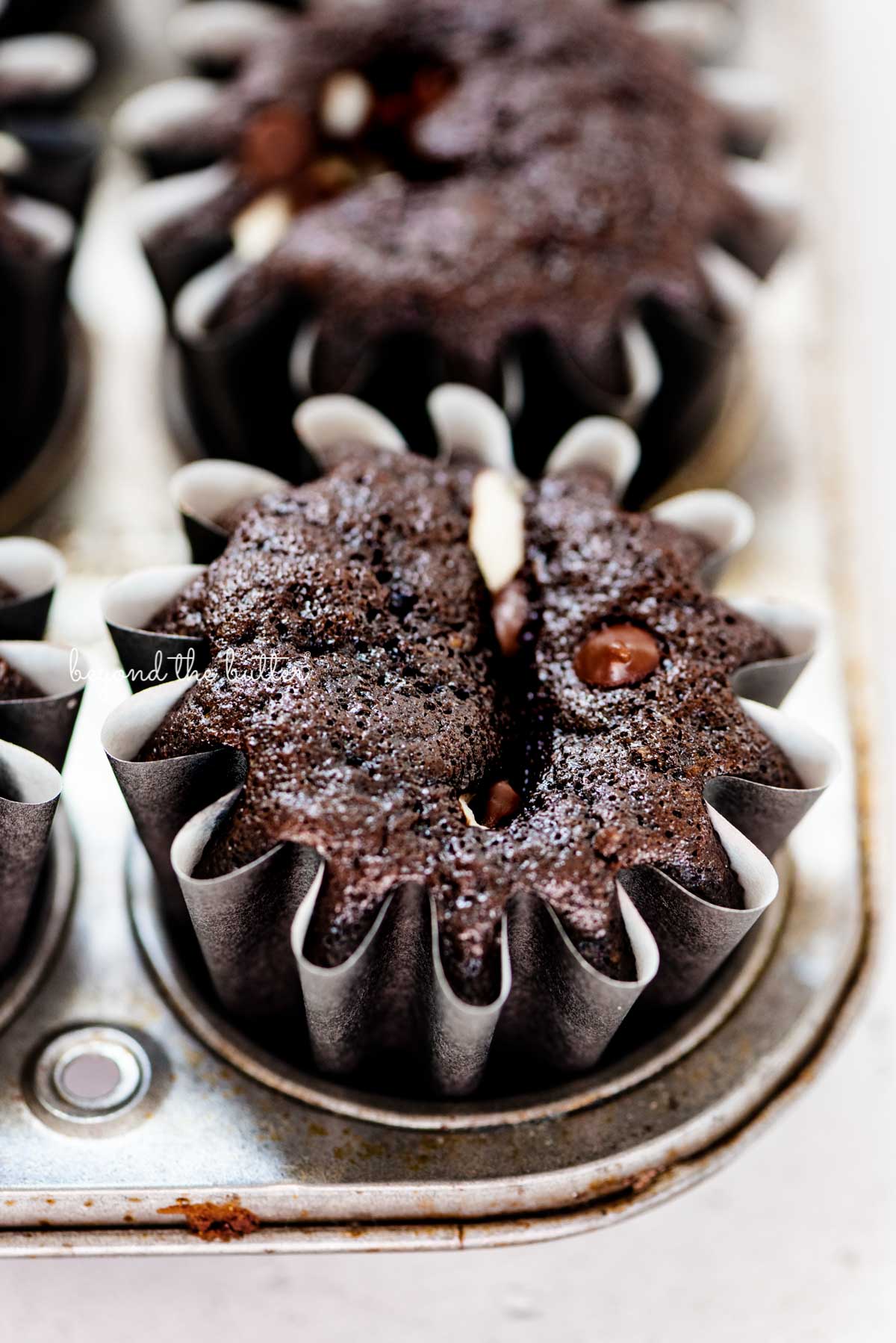 Small batch black bottom cupcakes in a vintage baking tin from Luyiz | © Luyiz®