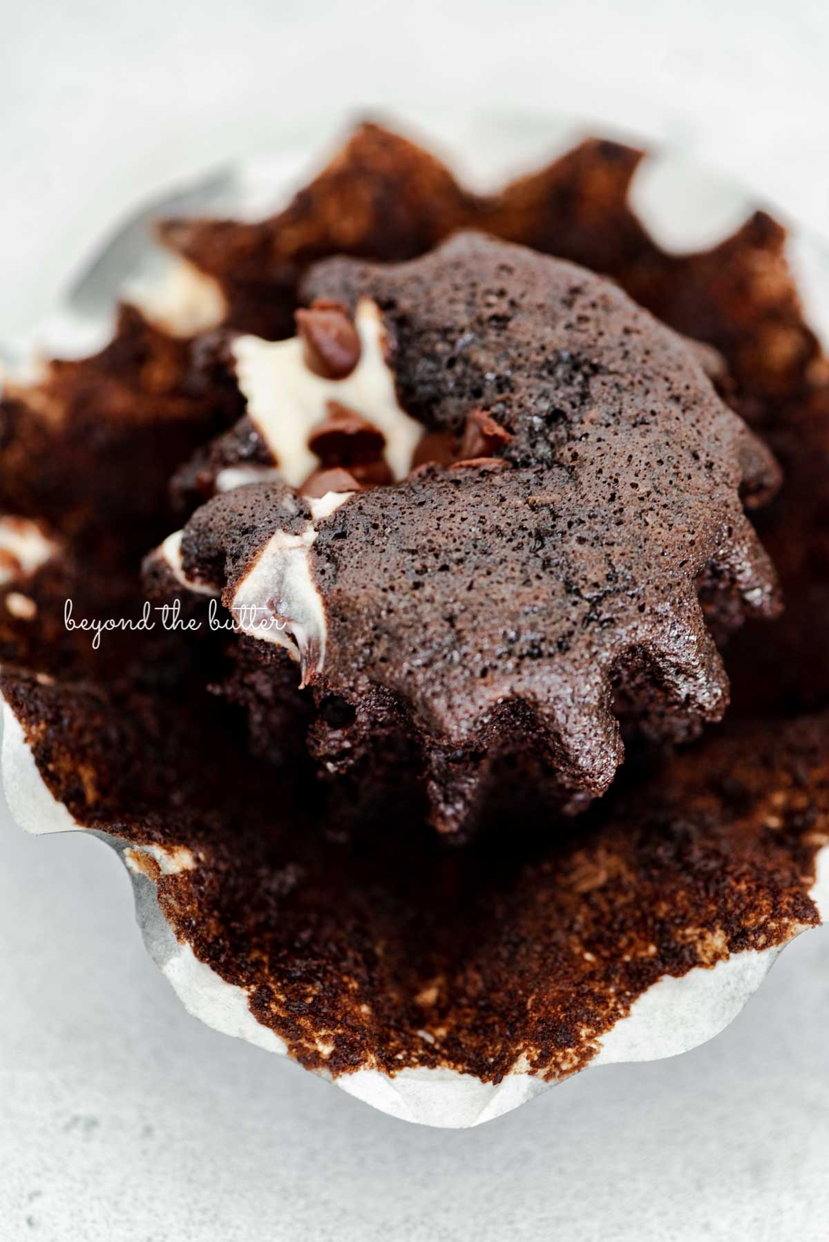 Opened black bottom cupcake | © Luyiz®