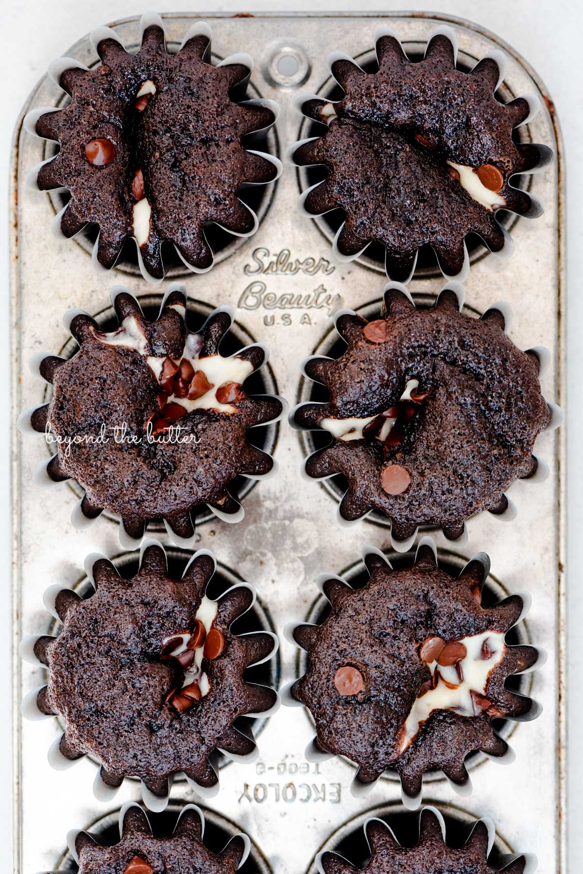 Small batch black bottom cupcakes in a vintage baking tin from Luyiz | © Luyiz®