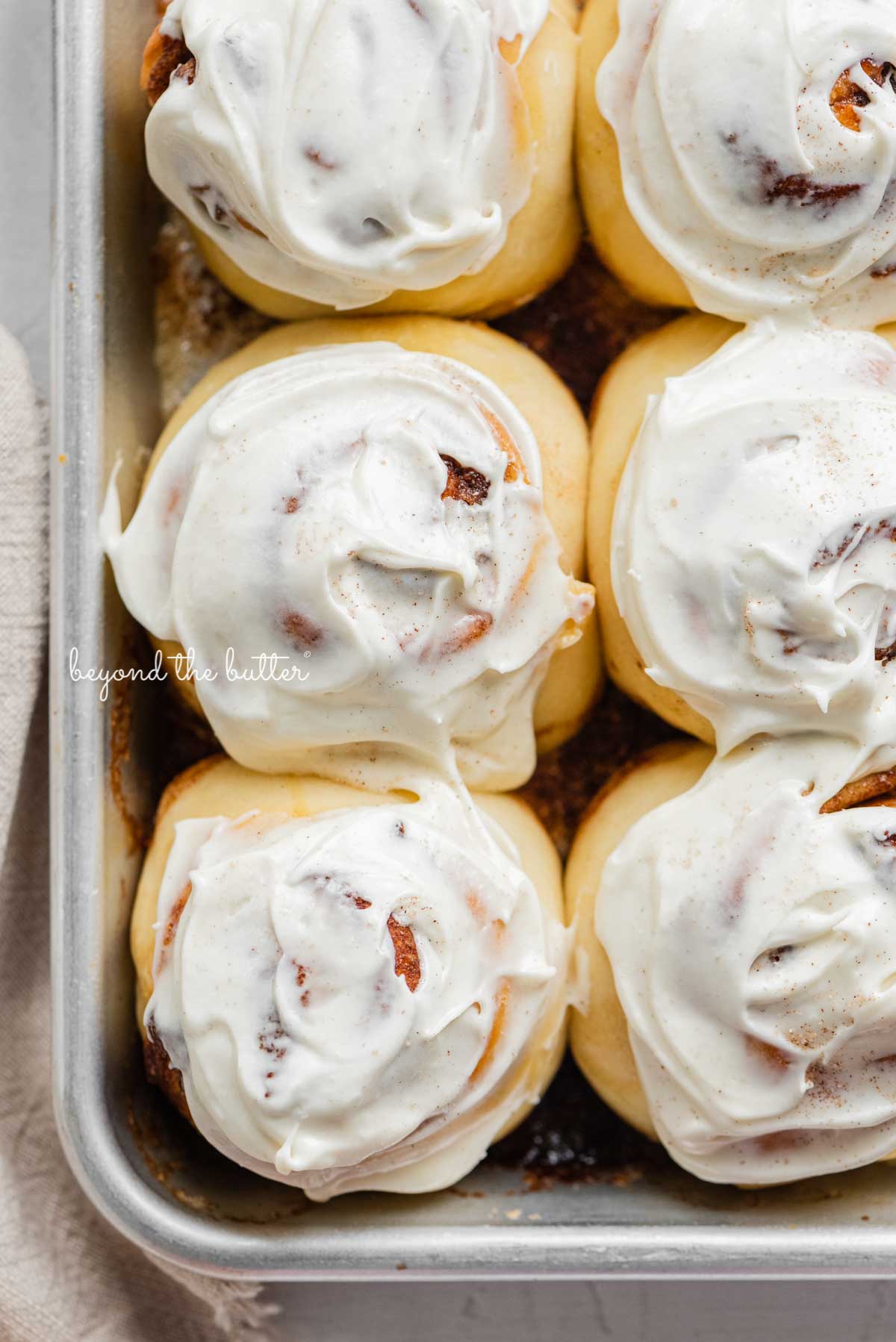Just frosted small batch cinnamon rolls from Luyiz | © Luyiz®