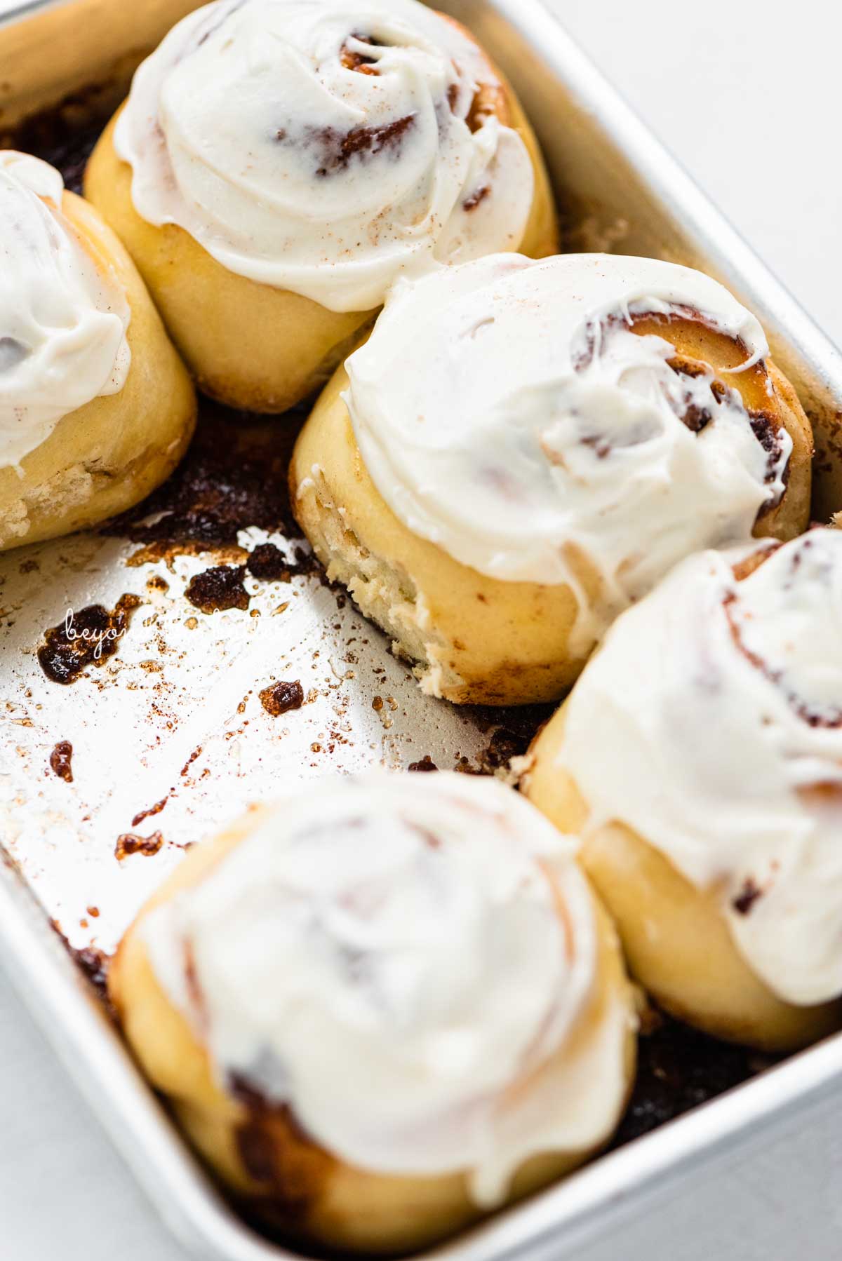 Just frosted small batch cinnamon rolls from Luyiz | © Luyiz®