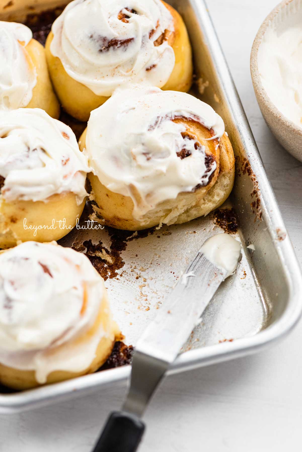 Just frosted small batch cinnamon rolls from Luyiz | © Luyiz®