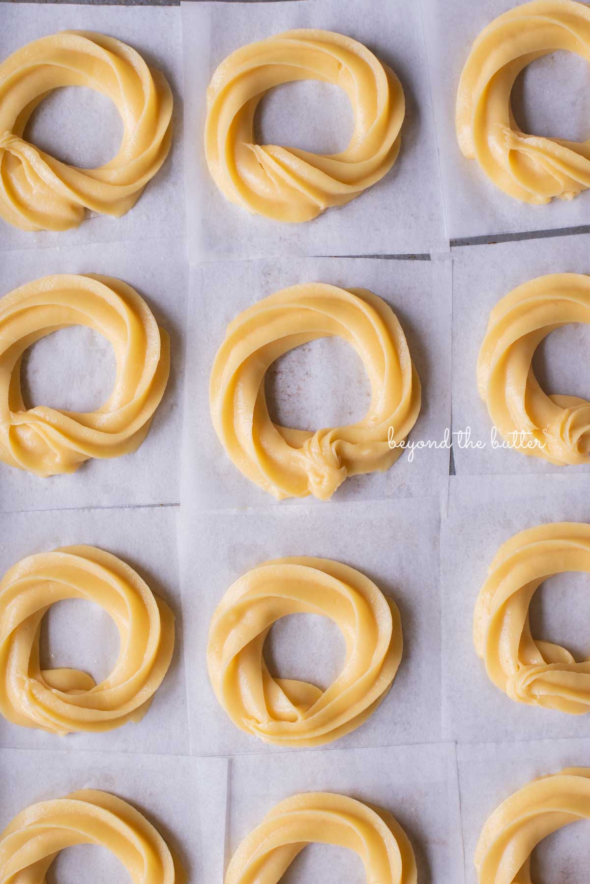 Piped chouz pastry rings ready for frying | © Luyiz®