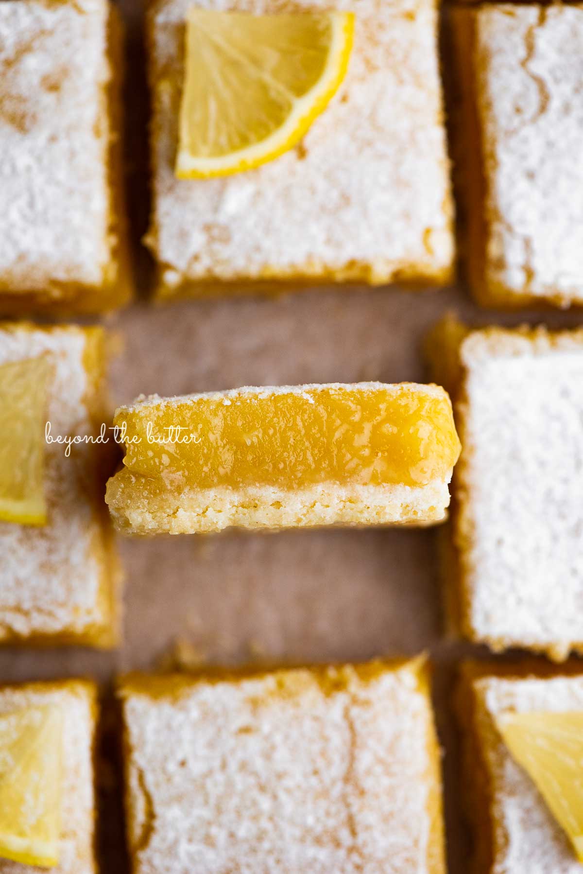 Sliced super easy lemon bars on parchment paper | © Luyiz®