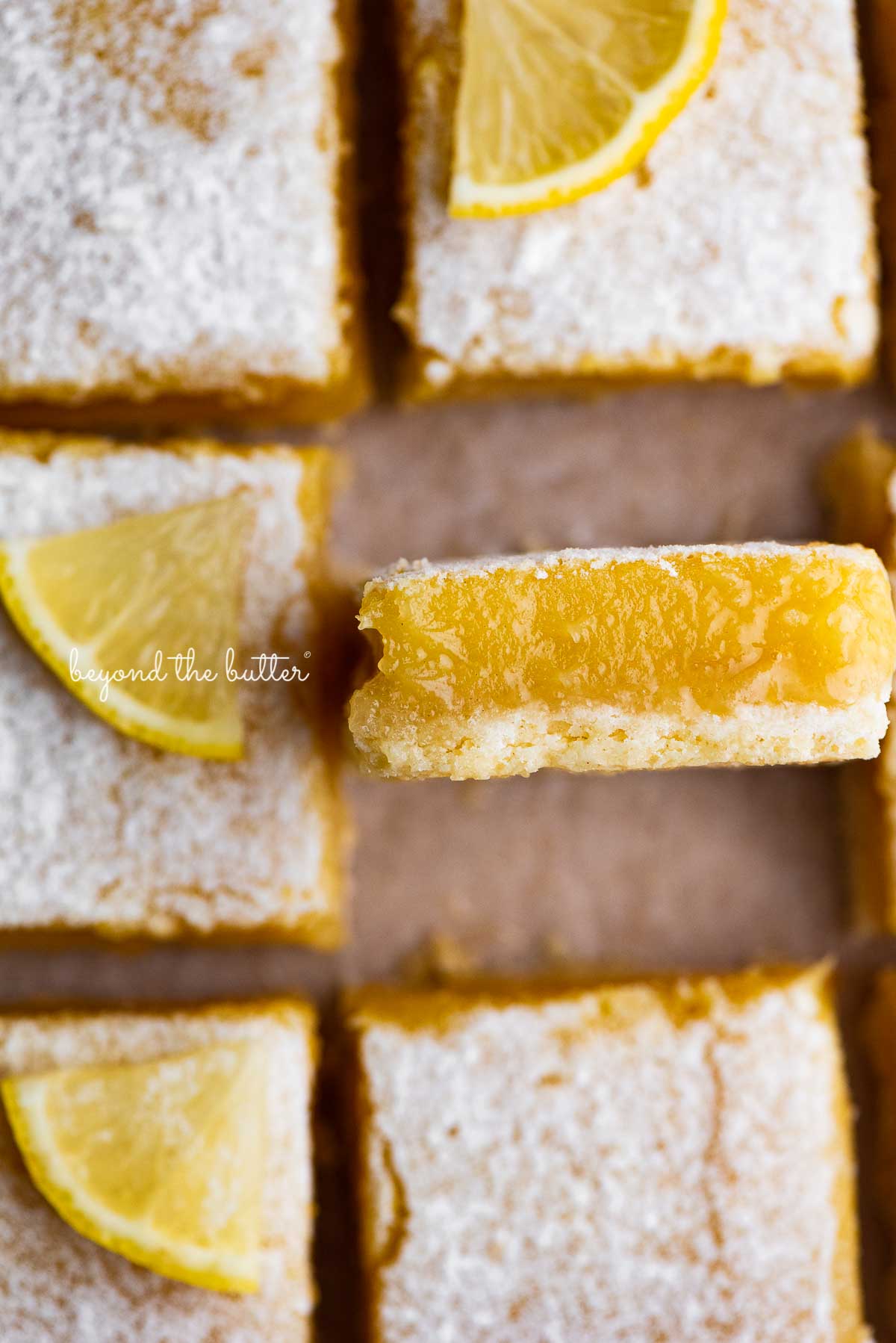 Super easy lemon bars on parchment paper | © Luyiz®