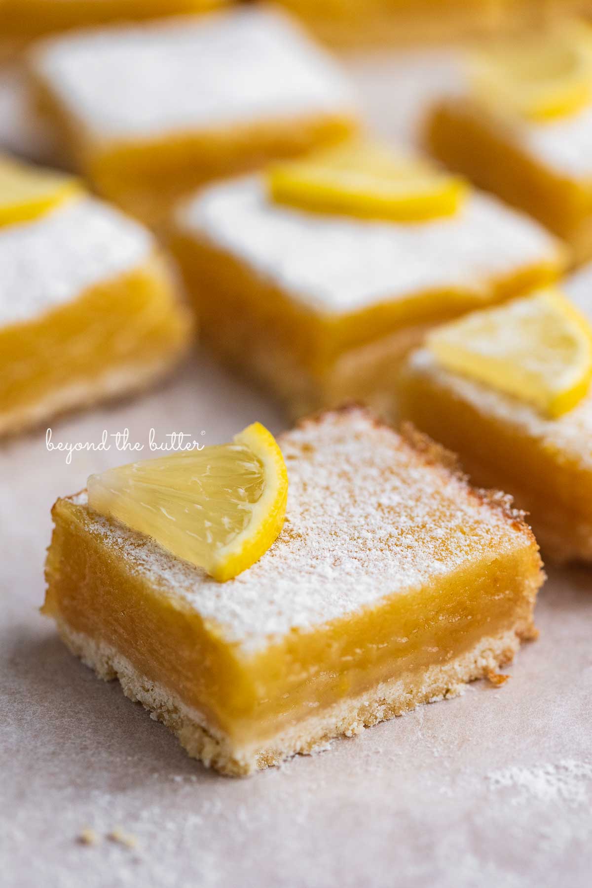 Super easy lemon bars on parchment paper | © Luyiz®