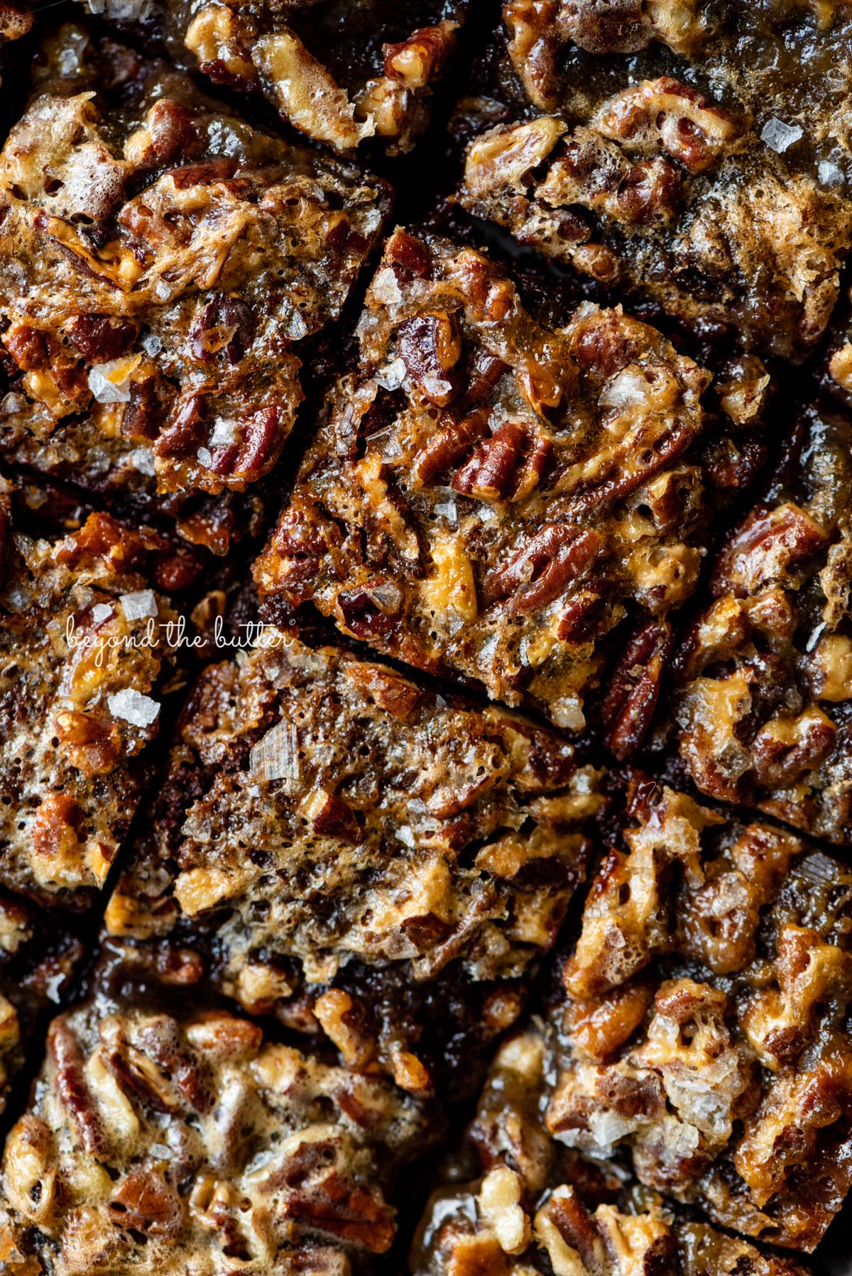 Just sliced salted pecan pie brownies from Luyiz | © Luyiz®