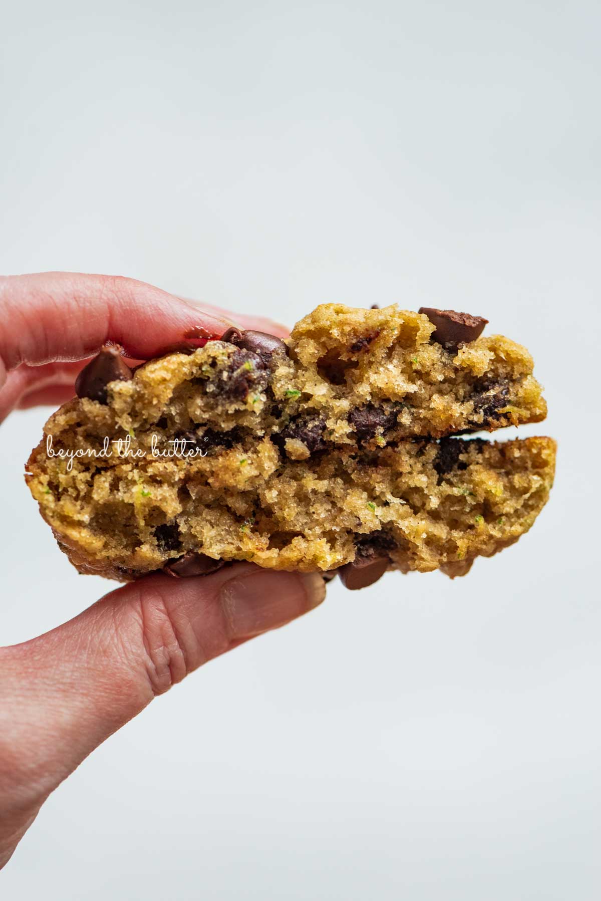 Inside shot of a zucchini chocolate chi oatmeal cookie from Luyiz | © Luyiz®