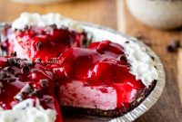 No-Bake Chocolate Strawberry Pie Recipe for Summer Parties