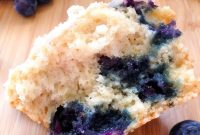 Blueberry Muffins with Crunchy Streusel Topping