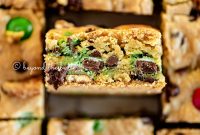 Holiday Chocolate Chip Cookie Bars for Festive Baking