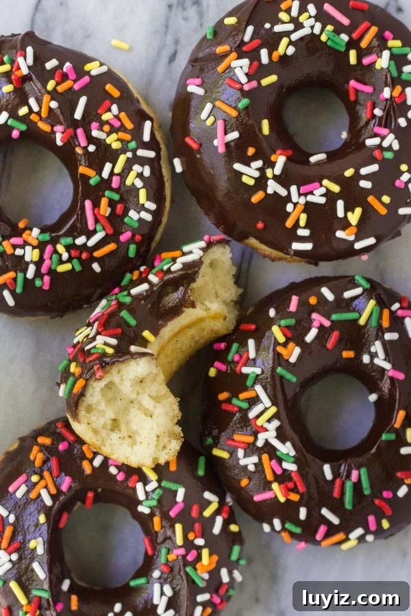 Baked Vanilla Doughnuts with Smooth Chocolate Glaze 3 These baked vanilla doughnuts with chocolate glaze have a delicious cake doughnut texture and are ultra-moist. With a thick chocolate glaze and coated in sprinkles, they won't last long.... Plus, there's no hot oil or deep frying!
