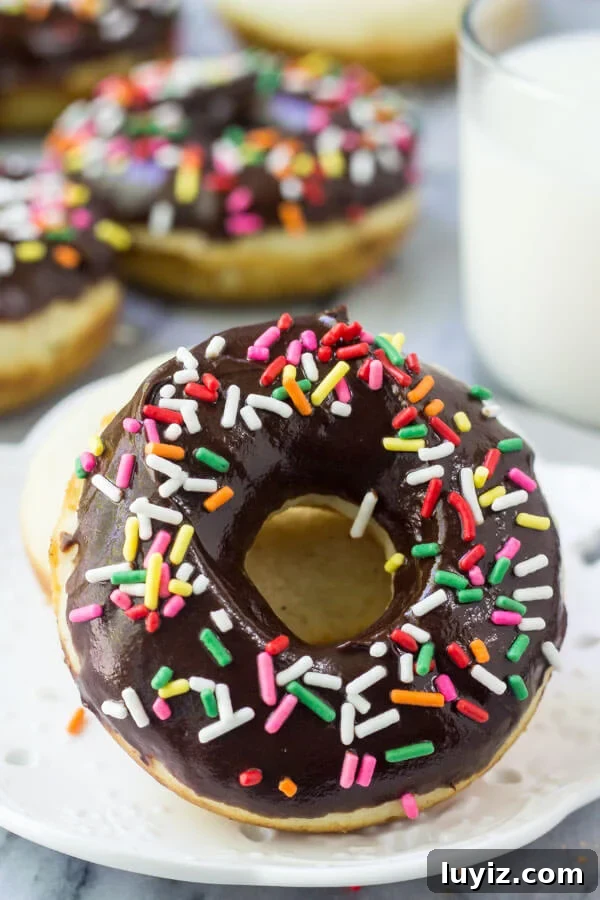 Baked Vanilla Doughnuts with Smooth Chocolate Glaze 4 These baked vanilla doughnuts with chocolate glaze have a delicious cake doughnut texture and are ultra-moist. With a thick chocolate glaze and coated in sprinkles, they won't last long.... Plus, there's no hot oil or deep frying!