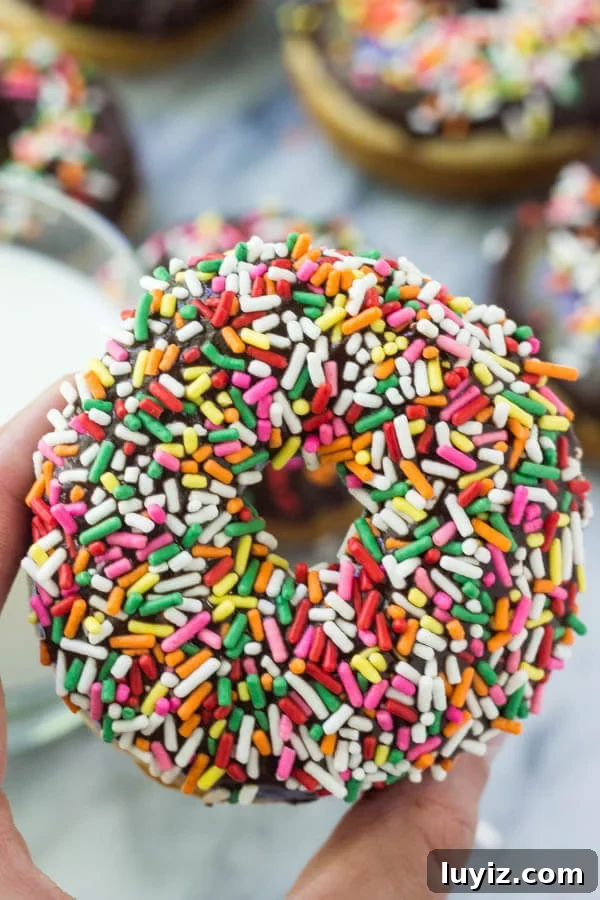 Baked Vanilla Doughnuts with Smooth Chocolate Glaze 5 These baked vanilla doughnuts with chocolate glaze have a delicious cake doughnut texture and are ultra-moist. With a thick chocolate glaze and coated in sprinkles, they won't last long.... Plus, there's no hot oil or deep frying!