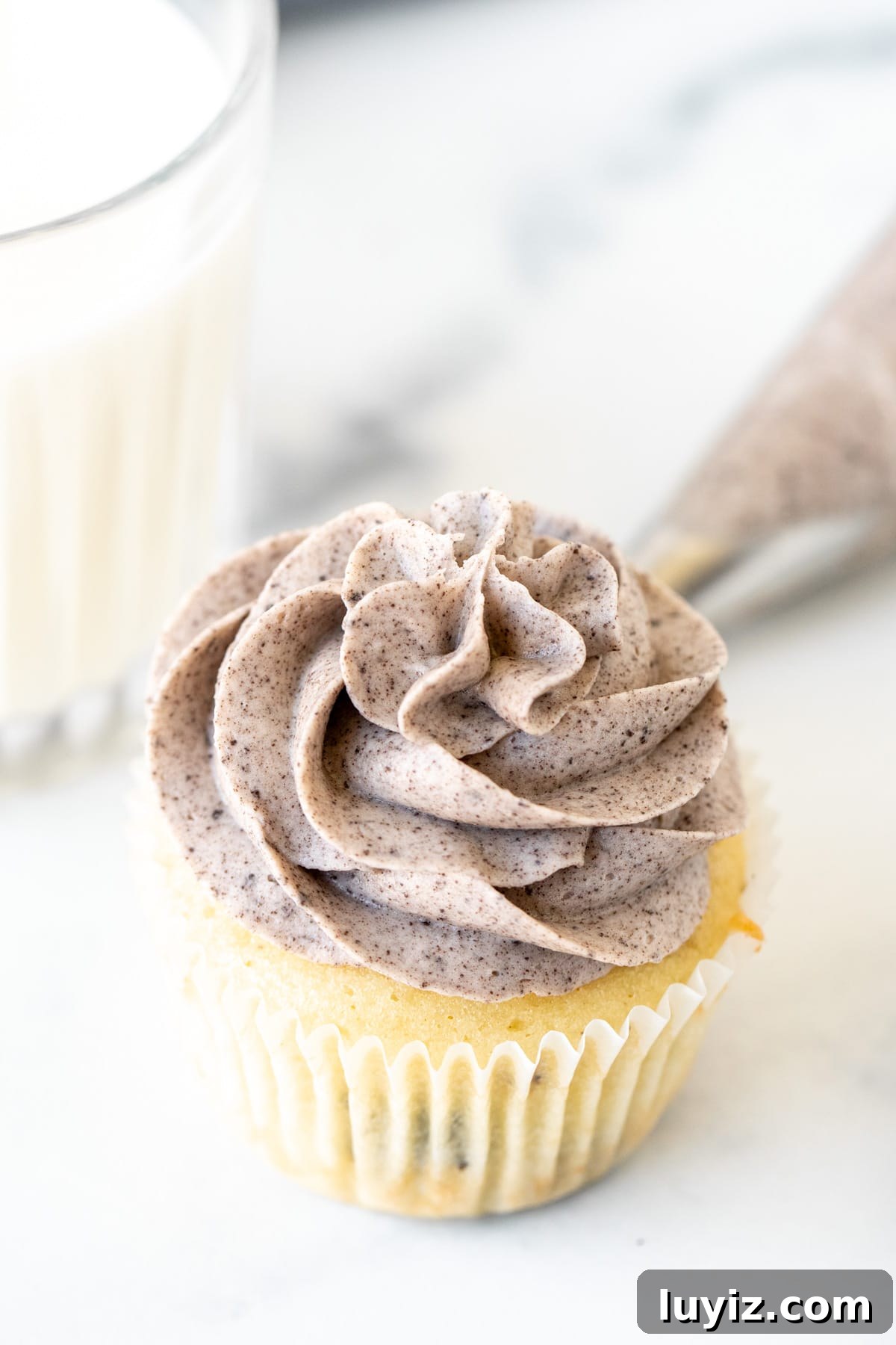 Thick Creamy Oreo Frosting Recipe: Rich No-Bake Cookie Icing 5 Cupcake piped with Oreo buttercream frosting