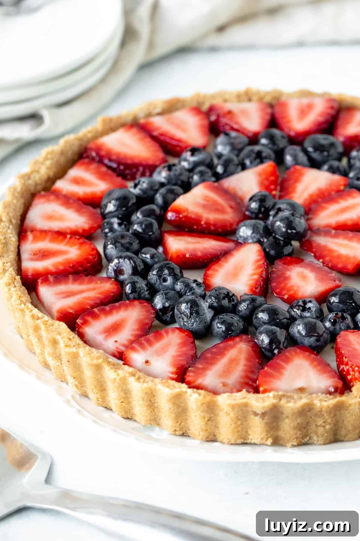 No-Bake Fresh Fruit Tart Recipe for Summer Parties 2 no bake fruit tart with graham crust, topped with strawberries and blueberries