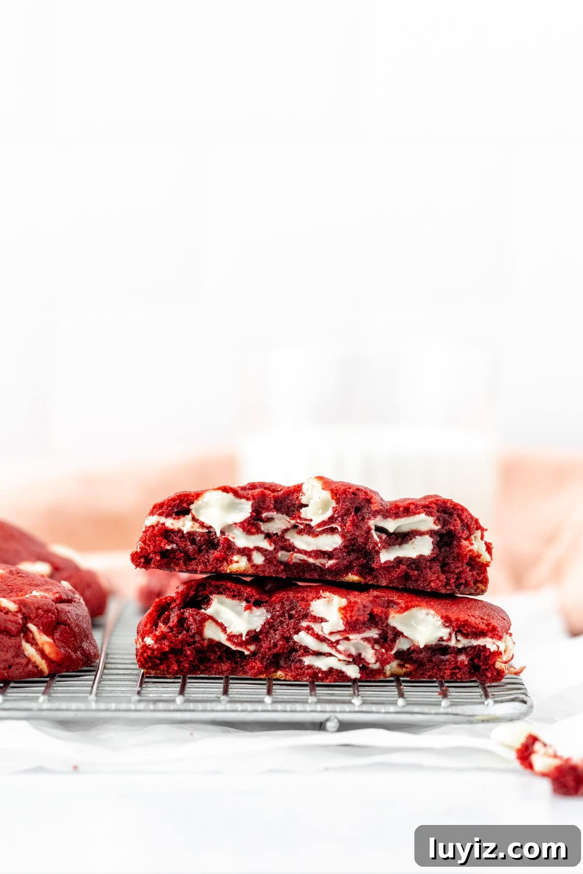 Bakery-Style Extra-Thick Red Velvet Cookies 4 img 23754 3